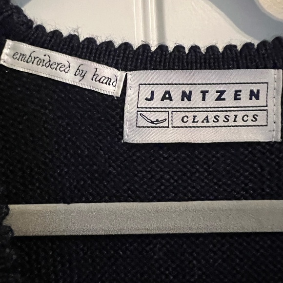 Vintage Jantzen Women's Floral Embroidered by Hand Knit Navy Blue Vest, Size M - Picture 5 of 12